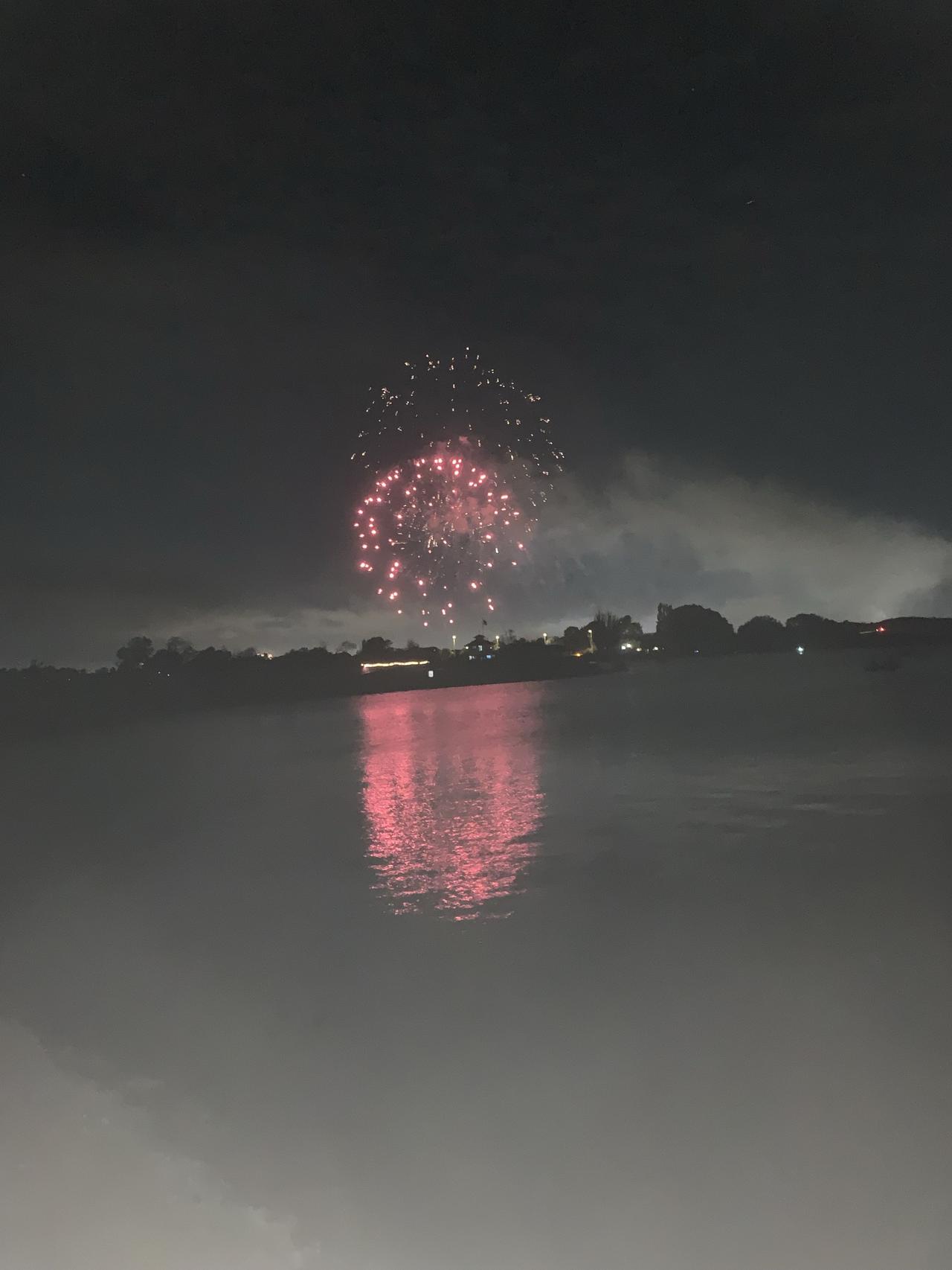 2026年7月4日，蒙特雷湖边欣赏烟花秀。
