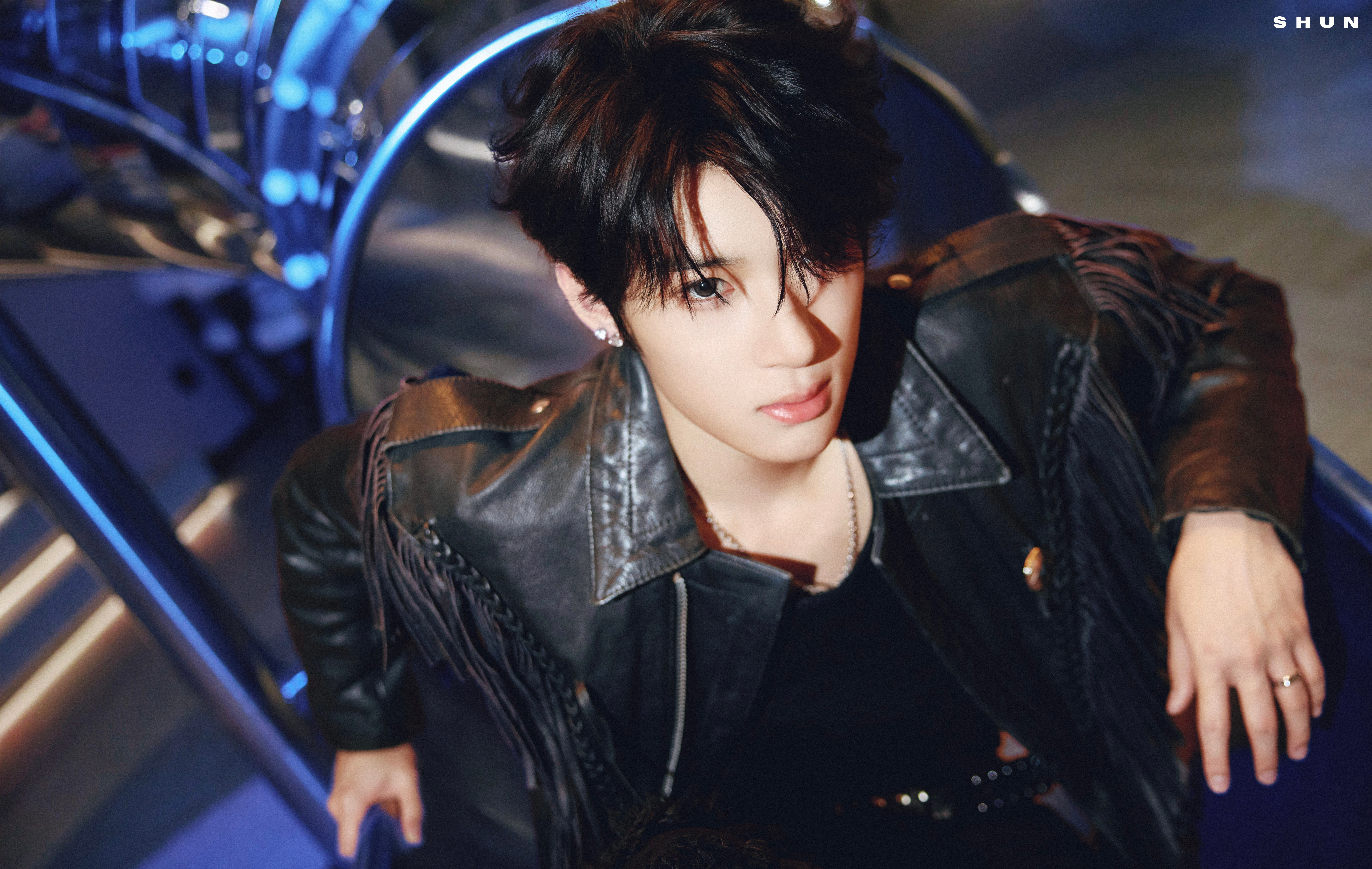 张峻豪亮相腾讯音乐榜样荣誉之夜造型大片，身着流苏皮质夹克内搭黑色背心，酷帅有活力