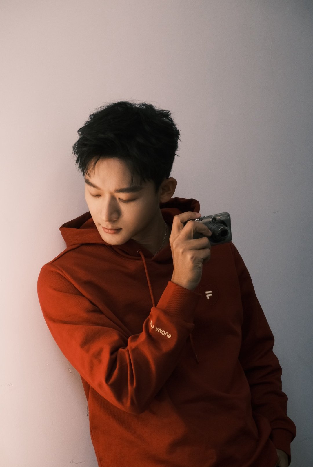 原来张晚意昨晚就开始送新年祝福了～“新年祝福今晚提前送上，收到了吗🥁” 