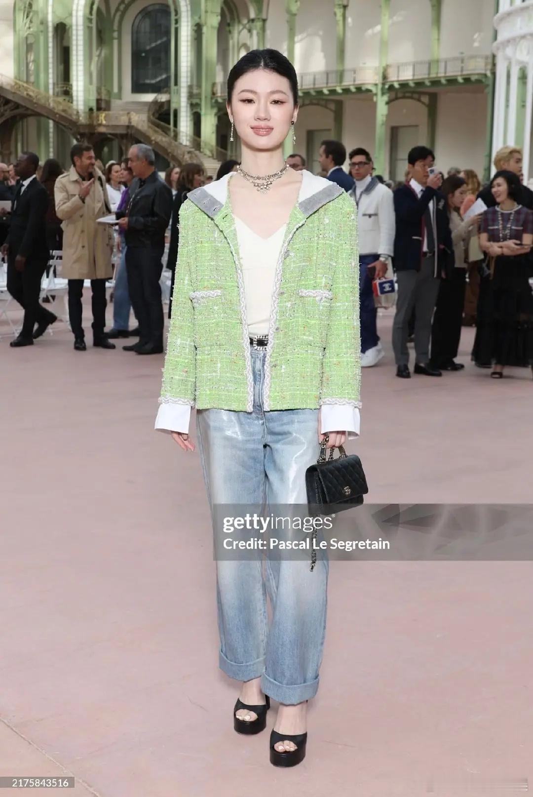 单依纯这个妆造和搭配认真的吗？菜市场加一员 ​​​