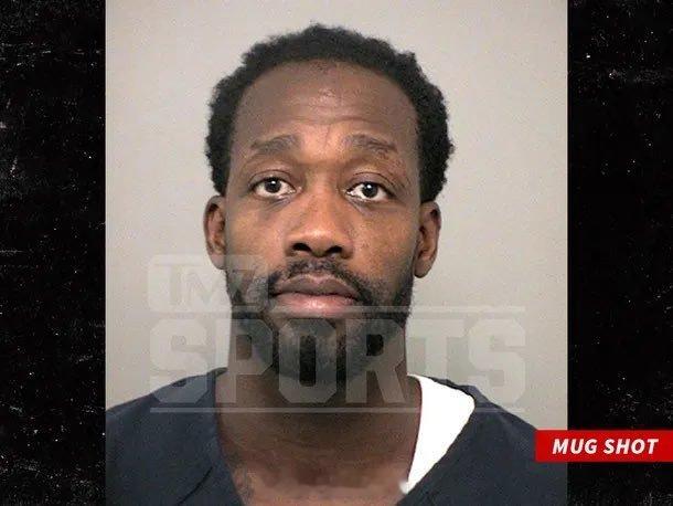 根据TMZ的报道，帕特里克-贝弗利被指控在德克萨斯州一处住所内殴打其妹妹眼部并掐