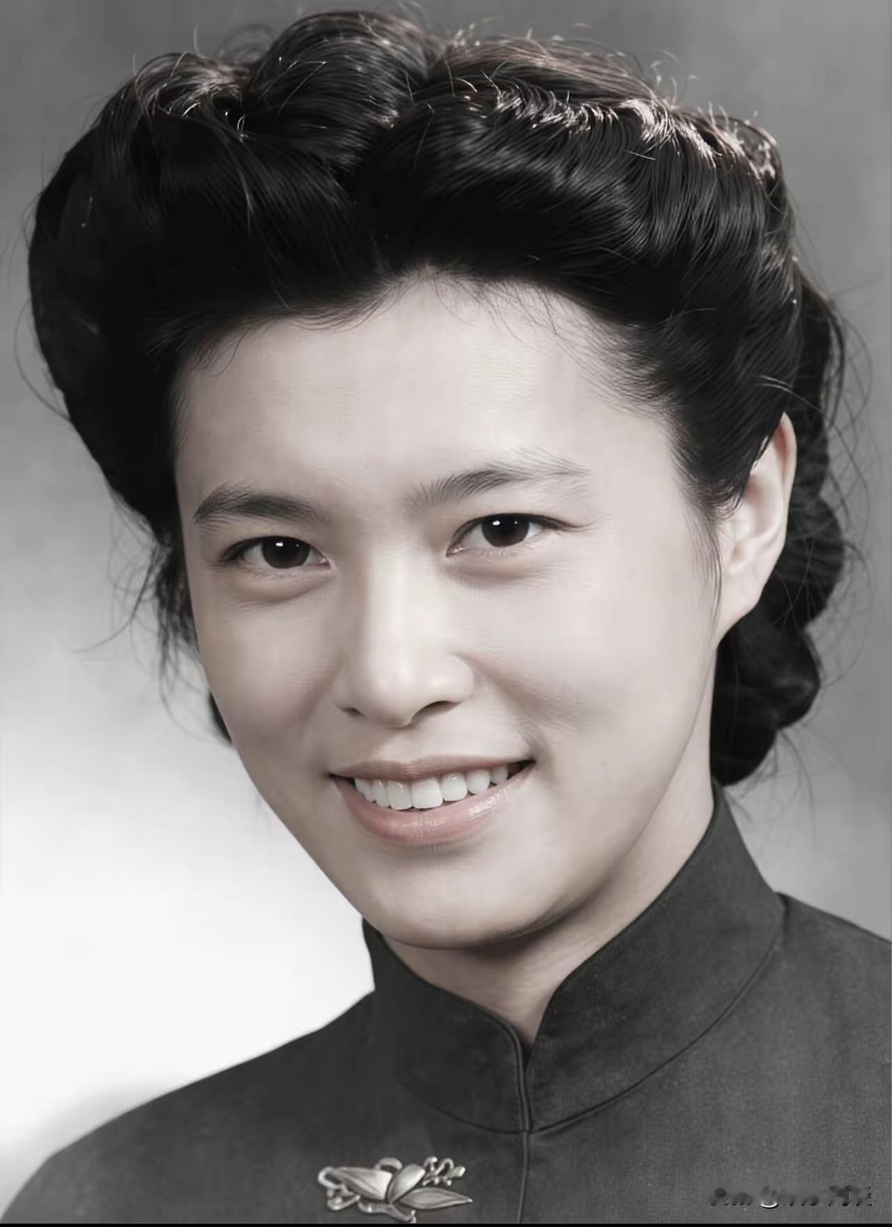 主席称赞她天生丽质，周总理评价她无可替代，彭德怀也感慨她人才难得。这位传奇的女性