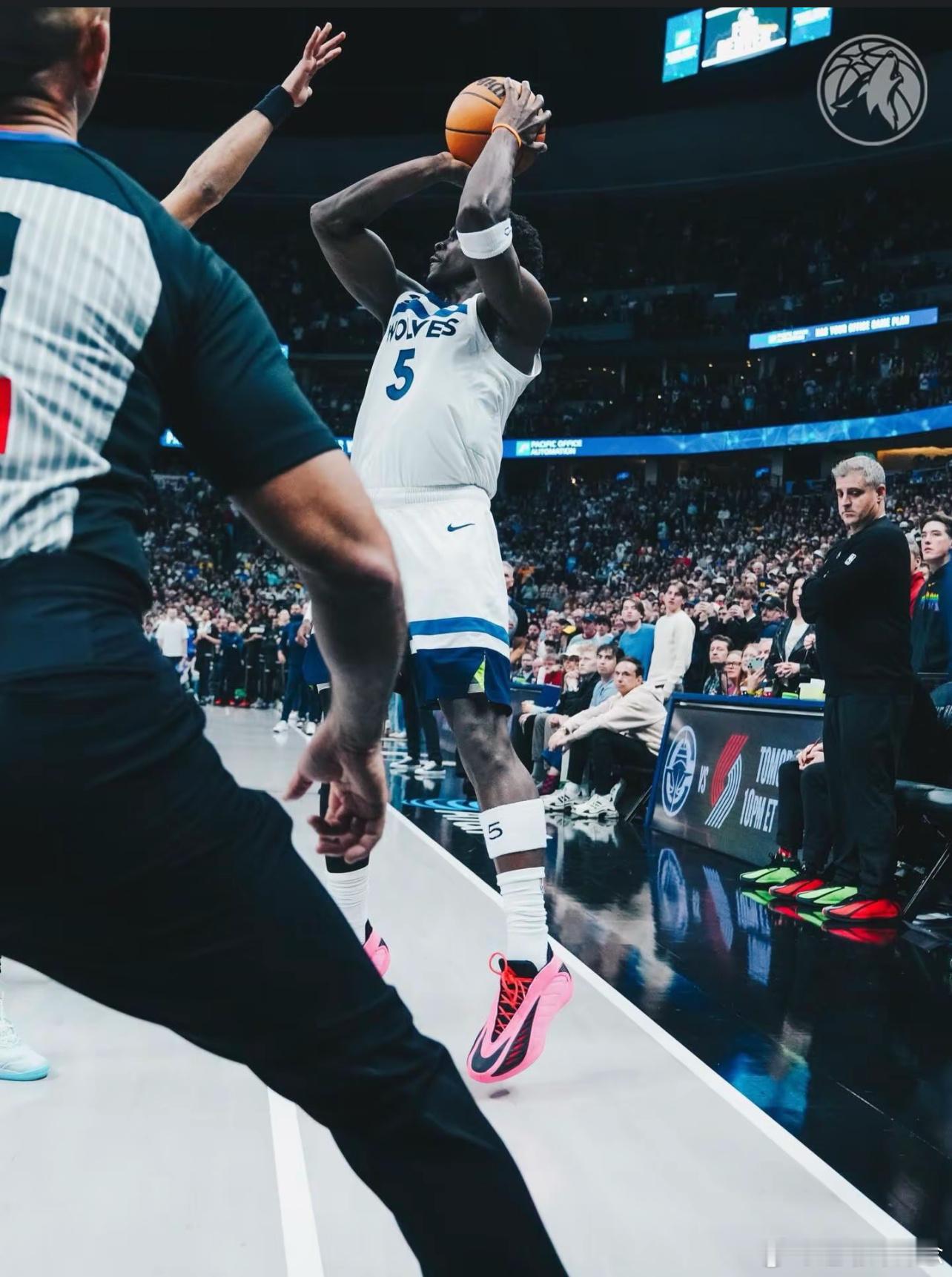 这就是巨星成色。在那种窒息的防守下还能找到出手空间，而且弧线保持得这么完美。这一