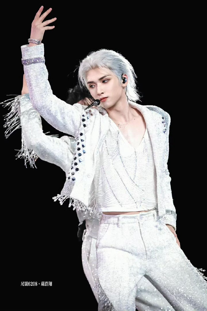 严浩翔新歌战报全是第一 巅峰榜、飙升榜、热歌榜、由你榜，所有能拿的第一全拿了。新