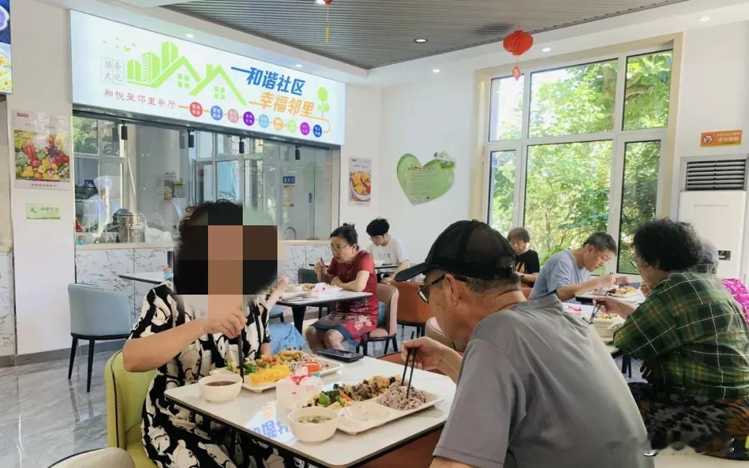 据新闻大连的报道，为应对老年人就餐难题，大连市政府推出了一项创新性的实施方案，旨