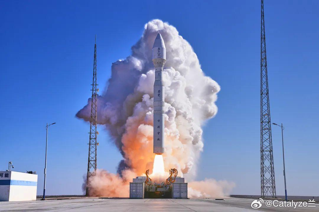 马斯克刚刚在社交平台官宣：SpaceX筹备已久的近地轨道AI卫星星座正式命名为S