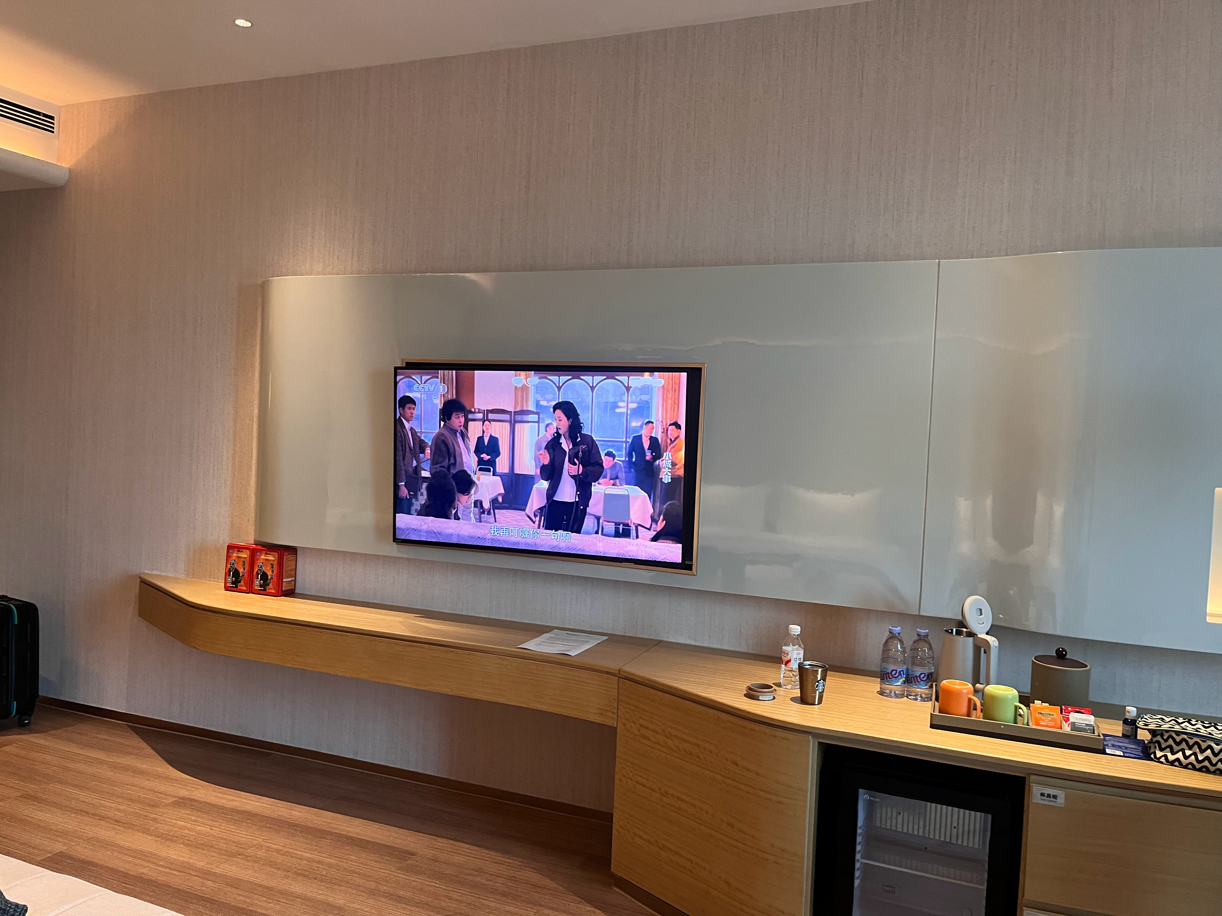 朱媛媛抗癌5年拍了5部作品一进酒店，电视自动打开，播放电视，因为收拾行李开始没注