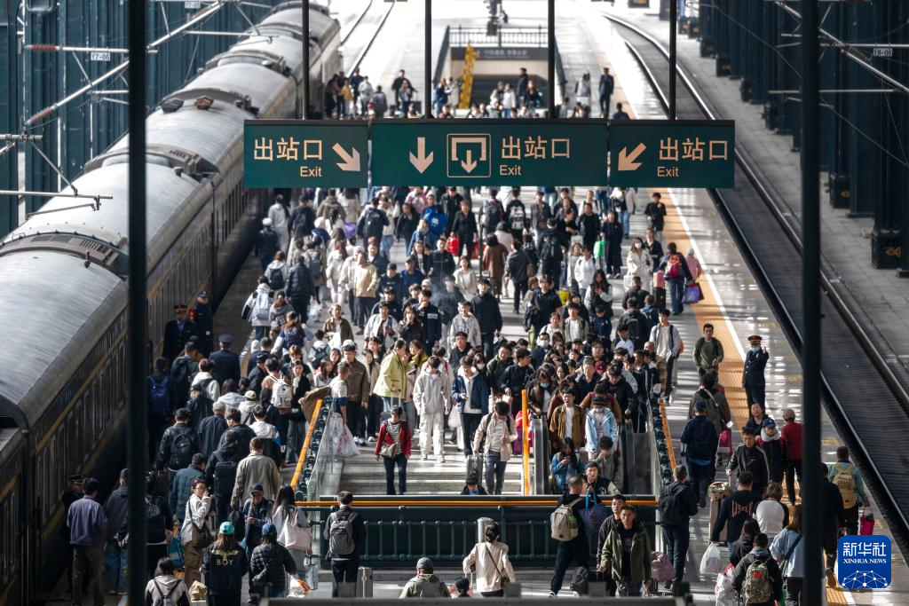 【#长假返程客流攀升#】10月7日，国庆中秋假期进入尾声，各地返程客流攀升。（新