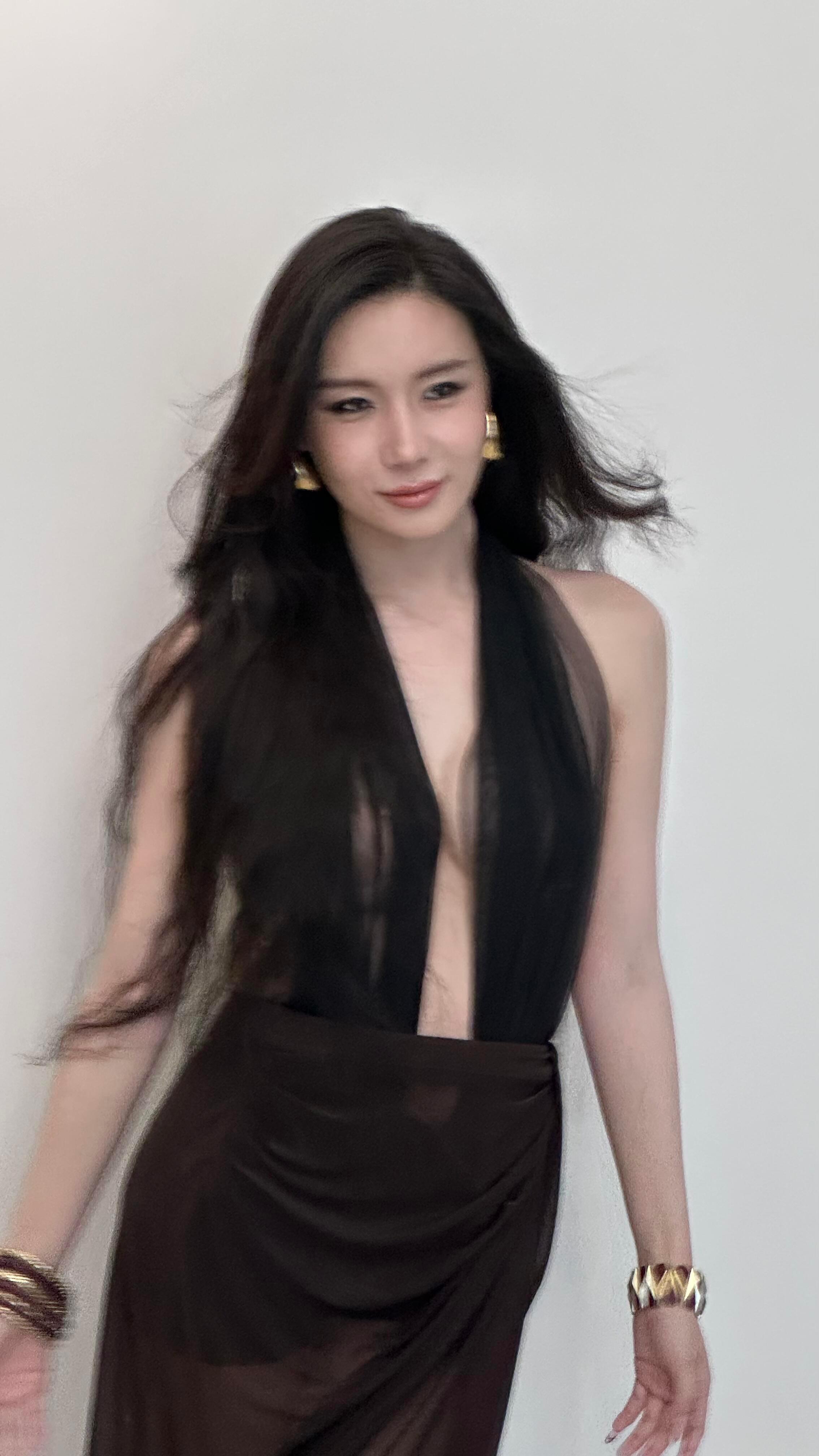 没想到智博打鼓这么有天赋新综艺智博解锁打鼓新技能，一身旗袍氛围感拉满。他用心牢记