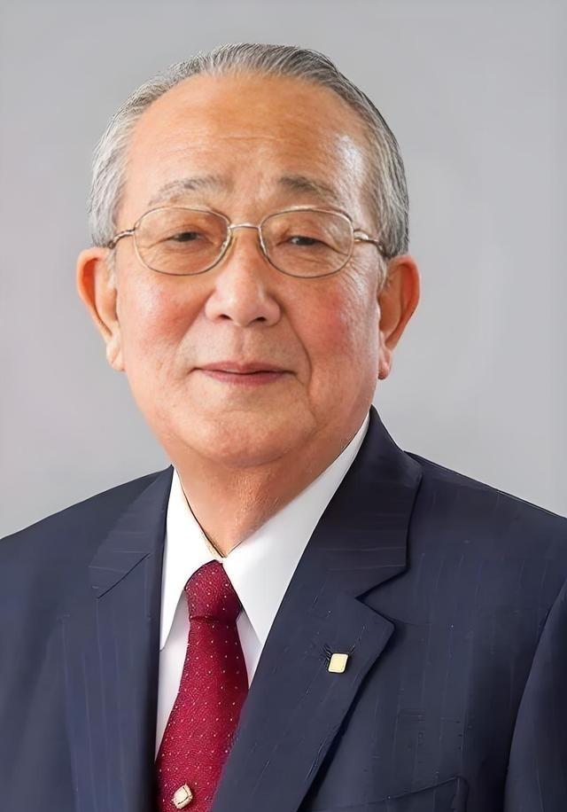 1997年，身家200亿的日本富商稻盛和夫，被查出来癌症，当他得知后，仅仅只是愣