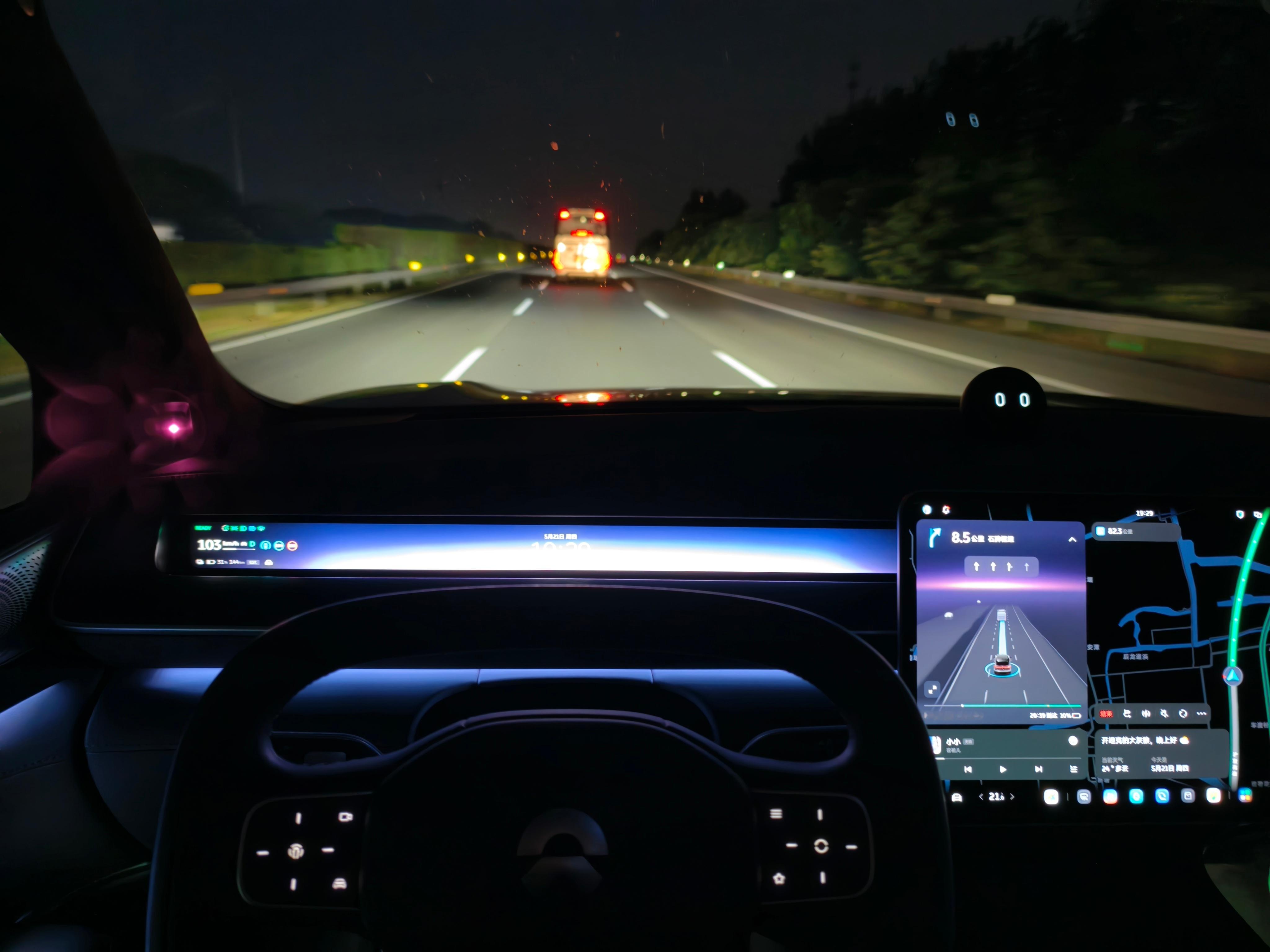 蔚来 ES9 的 NVH 真好啊，大灯真亮啊，夜里跑高速真爽啊。 
