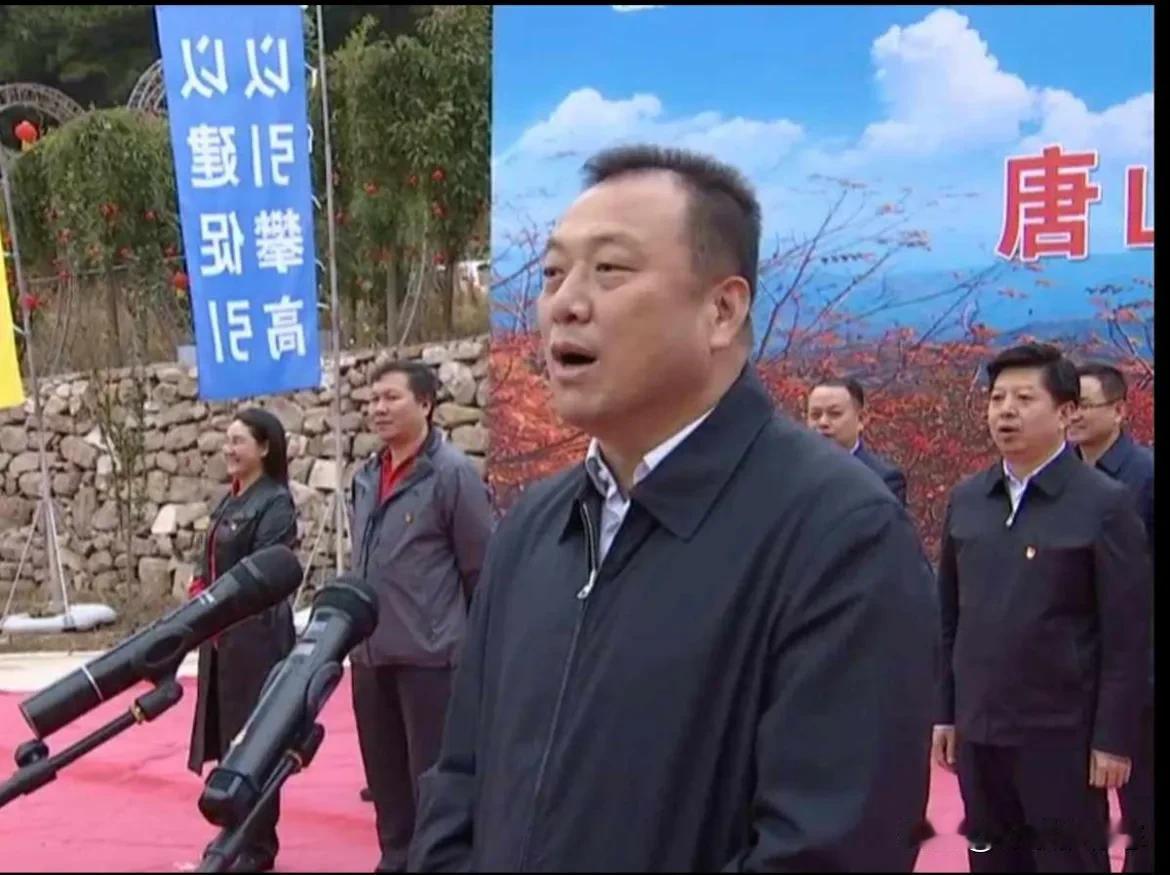 关于唐山某县委书记李某富被75岁退休干部举报！

网友：太可怕好了，以后谁还敢举