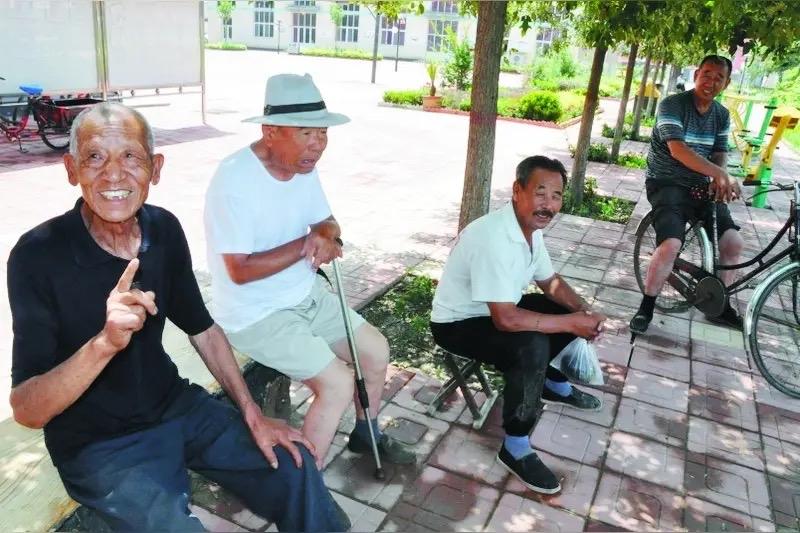 我的三个小舅子上楼后悔了，他们三兄弟是我们周边第一批拆迁上楼的农民。

现在已经