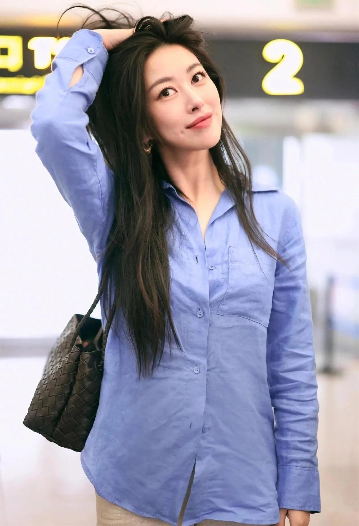 朱珠又带火了一种新穿法：“皱巴巴衬衫+阔腿裤”，慵懒随性，简约却很高级。
蓝色衬