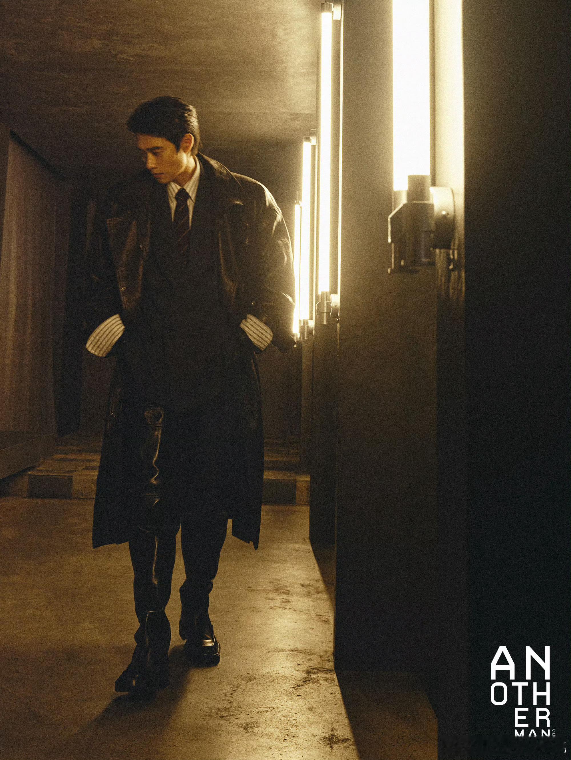 Saint Laurent 2025秋冬这款已经有四个男艺人演绎过: 魏大勋、刘