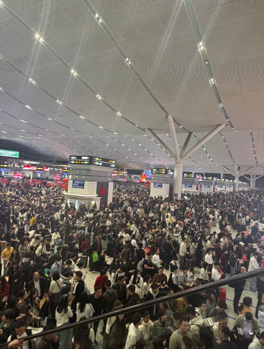 临近春节，深圳北的人流量已达巅峰～ 