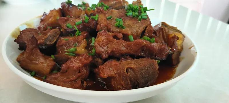 北方过年吃的可太丰盛啦！饺子是绝对的标配，它寓意着更岁交子、招财进宝。全家一起包