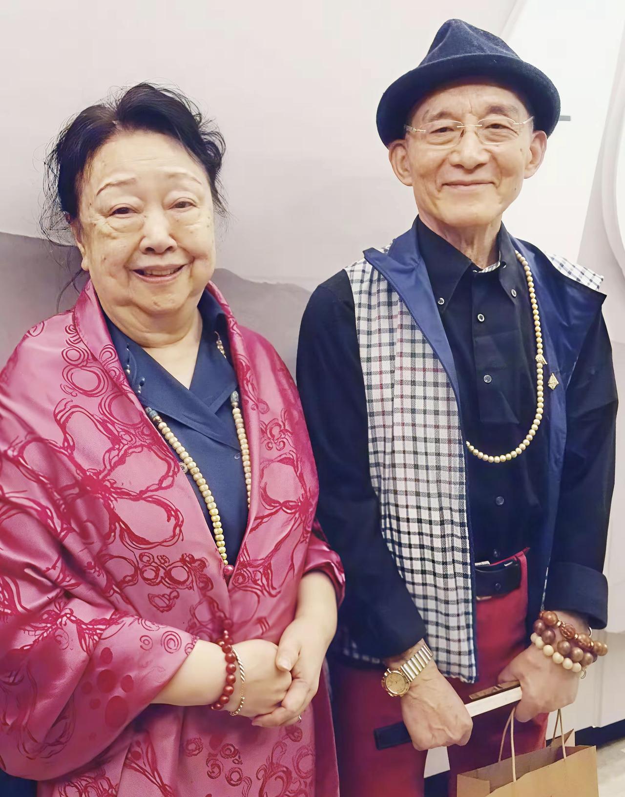 游本昌虽然是一个老戏骨，可是在佩戴首饰上，好像也是挺讲究的， 不是那种对配饰不感