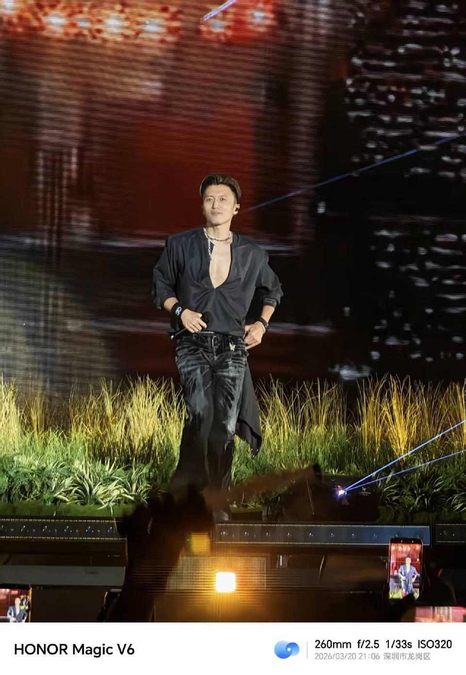 谢霆锋演唱会露出深V来了，足可见锋哥平时有日日运动打卡，荣耀Magic V6的镜
