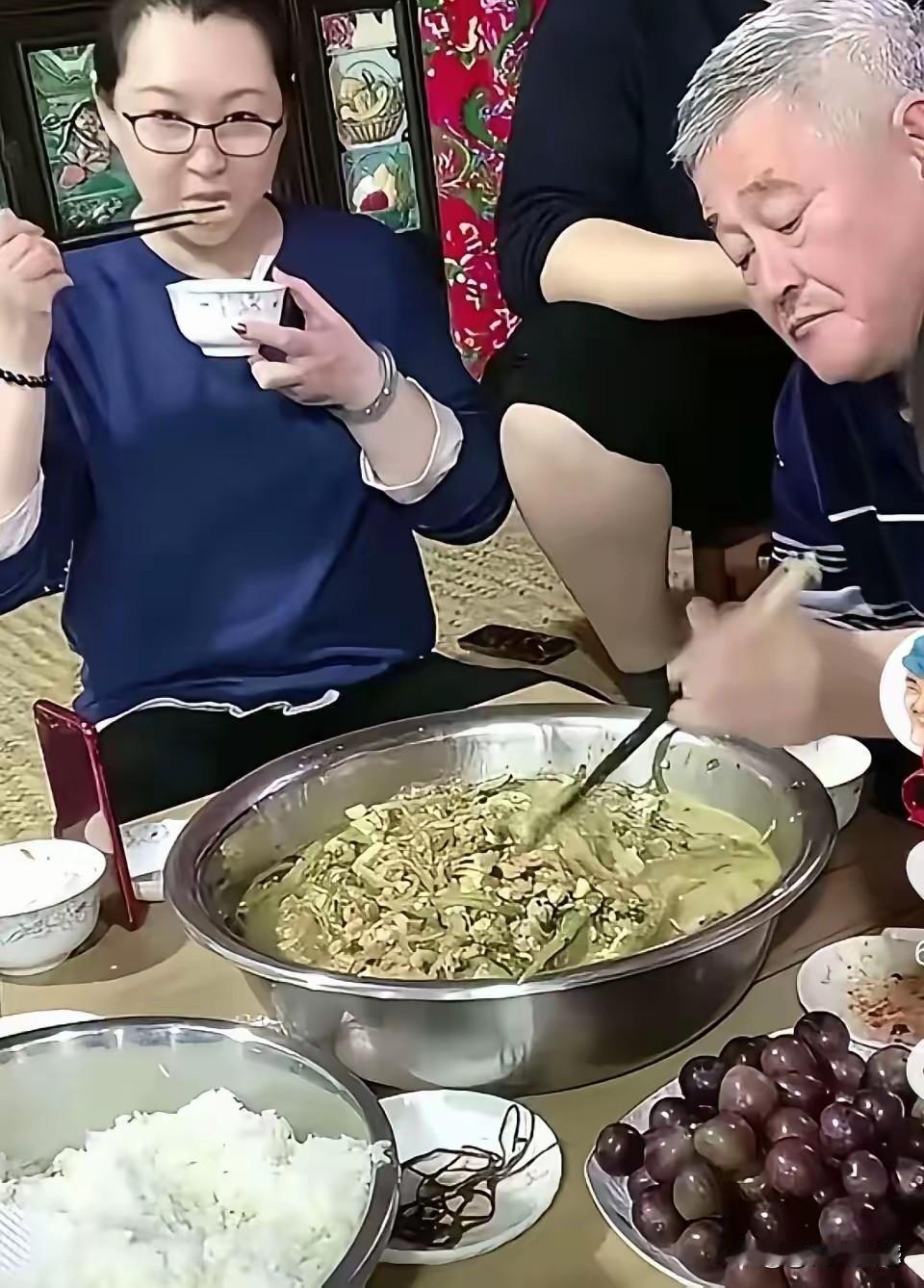 赵本山吃的饭菜，看起来越来越回归自然，越来越接地气，越来越彰显了他的质朴，这一点