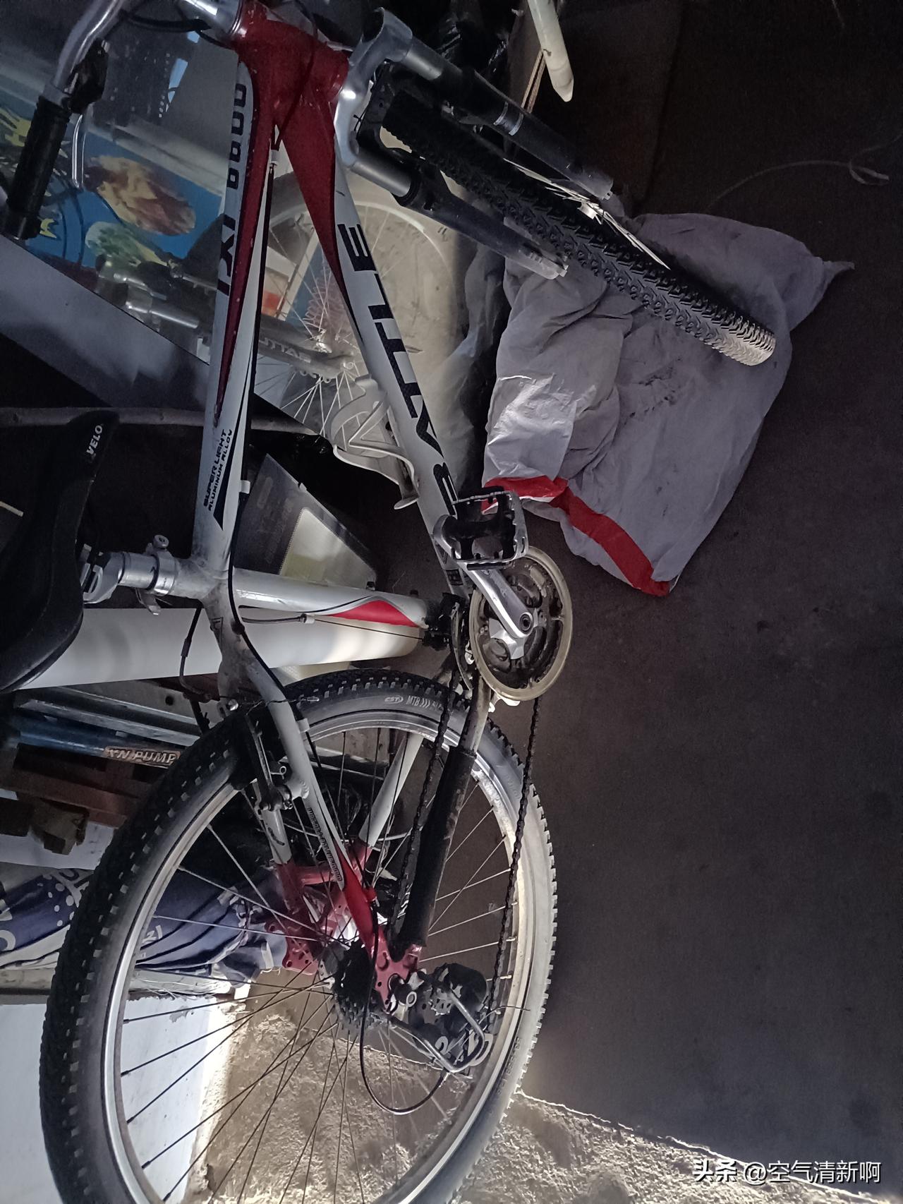 收了个旧山地车，大家给看看值不值。
昨天去废品站转了一圈，发现有个旧山地车，车胎