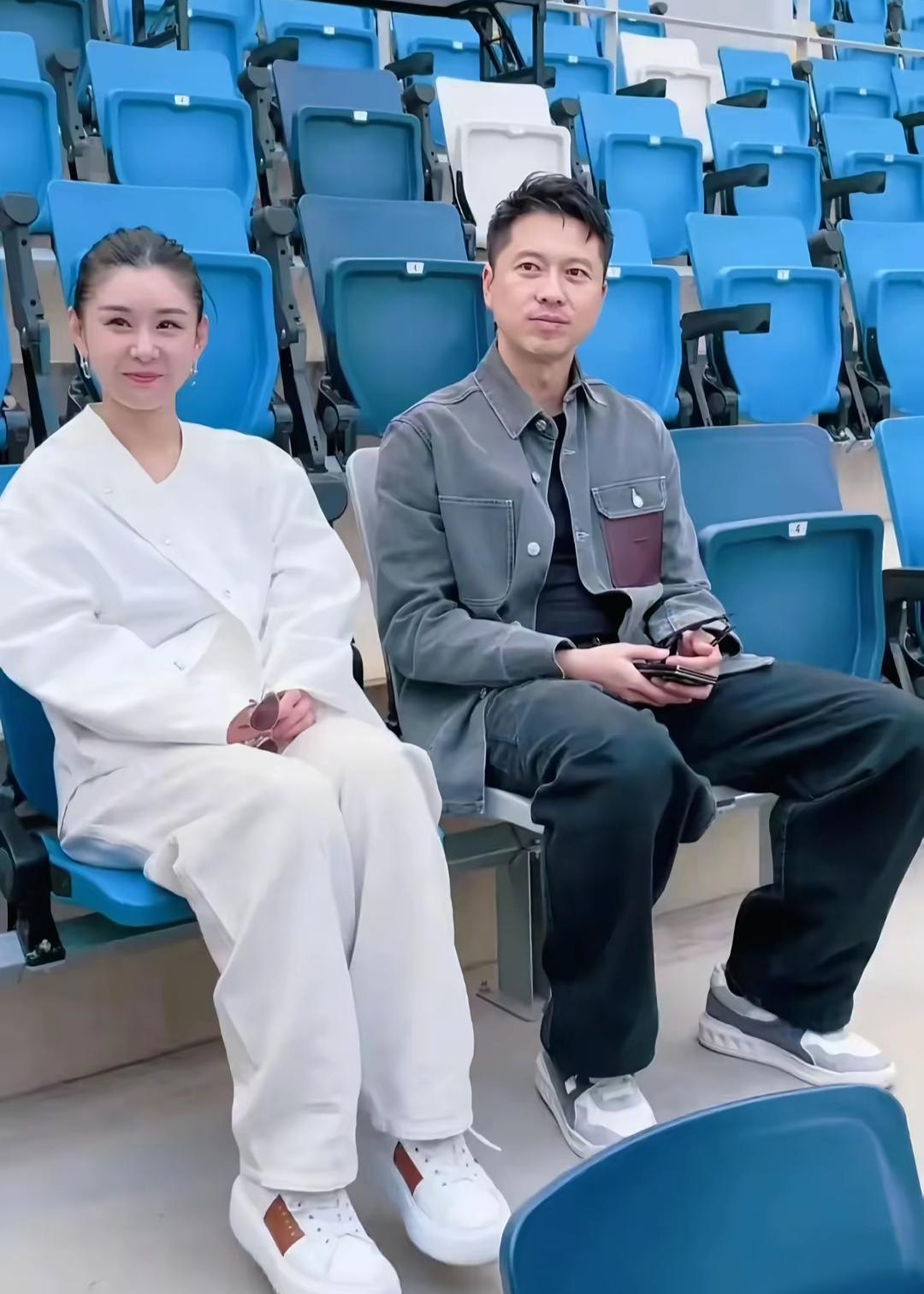 王雷的老婆李小萌说，
她的妈妈很爱干净，
家里的沙发，
只有在穿睡衣的时候，
才