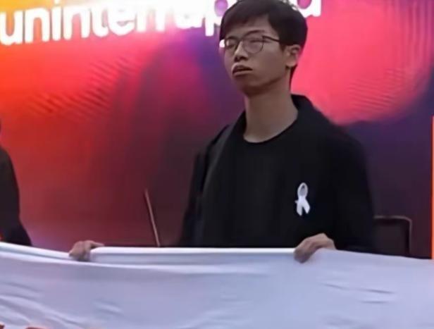 最近这段时间，大概三千左右移民到英国的香港人，在英国街头举行了游行活动，就是为了