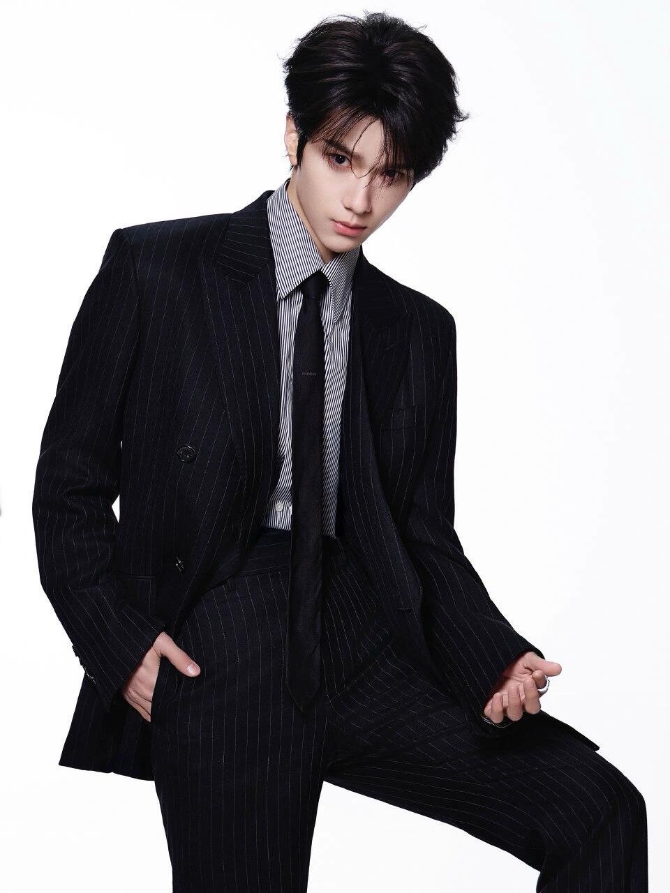 纪梵希西服套装及风衣总裁风西装拍的太帅了！请把这套西装焊在身上！正侧背面都好看的