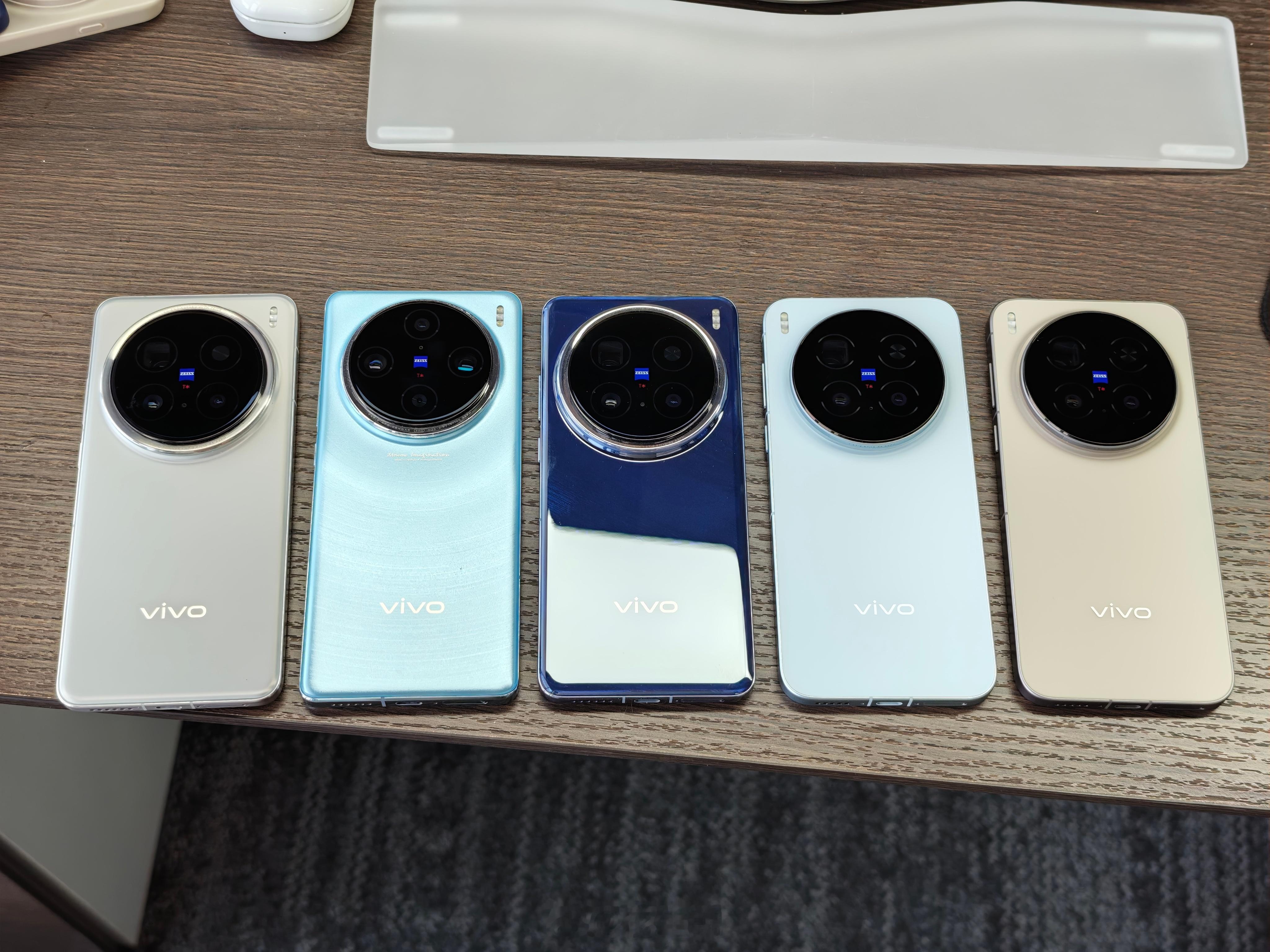 把三代vivo X系列的大杯放一块儿看，正好能代表三种机身形态——双曲面、四曲面