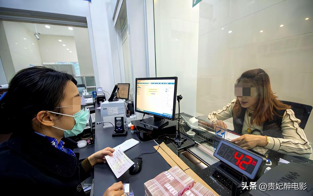 内蒙古，一女子在银行存了75万，可柜员却偷偷把女子还有其他11个储户的钱，一共2