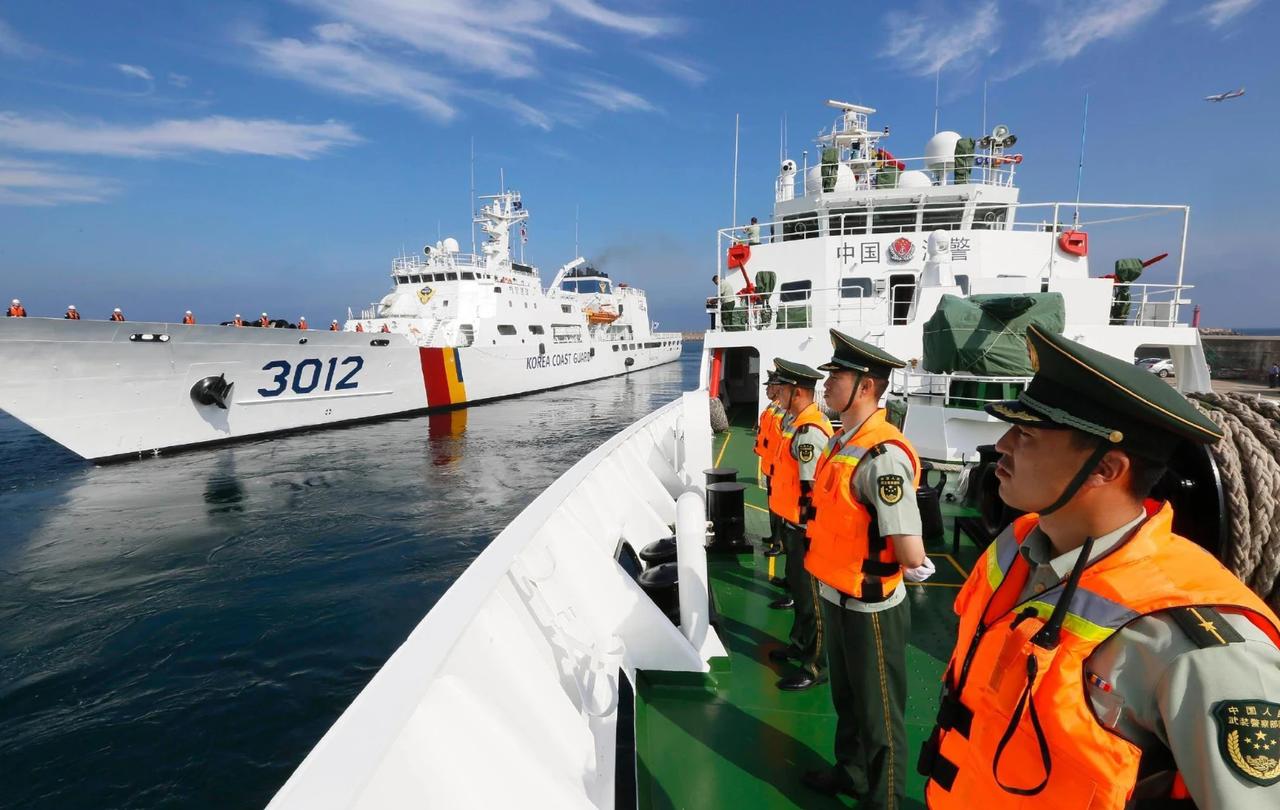 中国威武！
中国海警开始在黄岩岛海域常态化维权执法。也就是说菲律宾如敢到此挑衅，