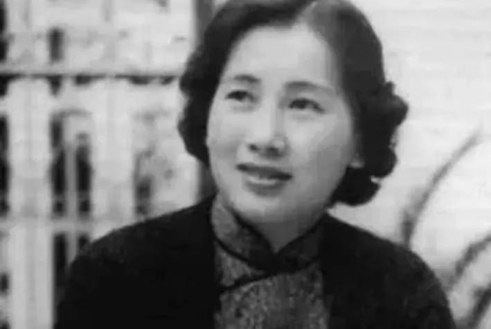 1912年，叶挺被迫娶了童养媳黄春，新婚夜，他被父亲警告：“给我好好圆房，给叶家