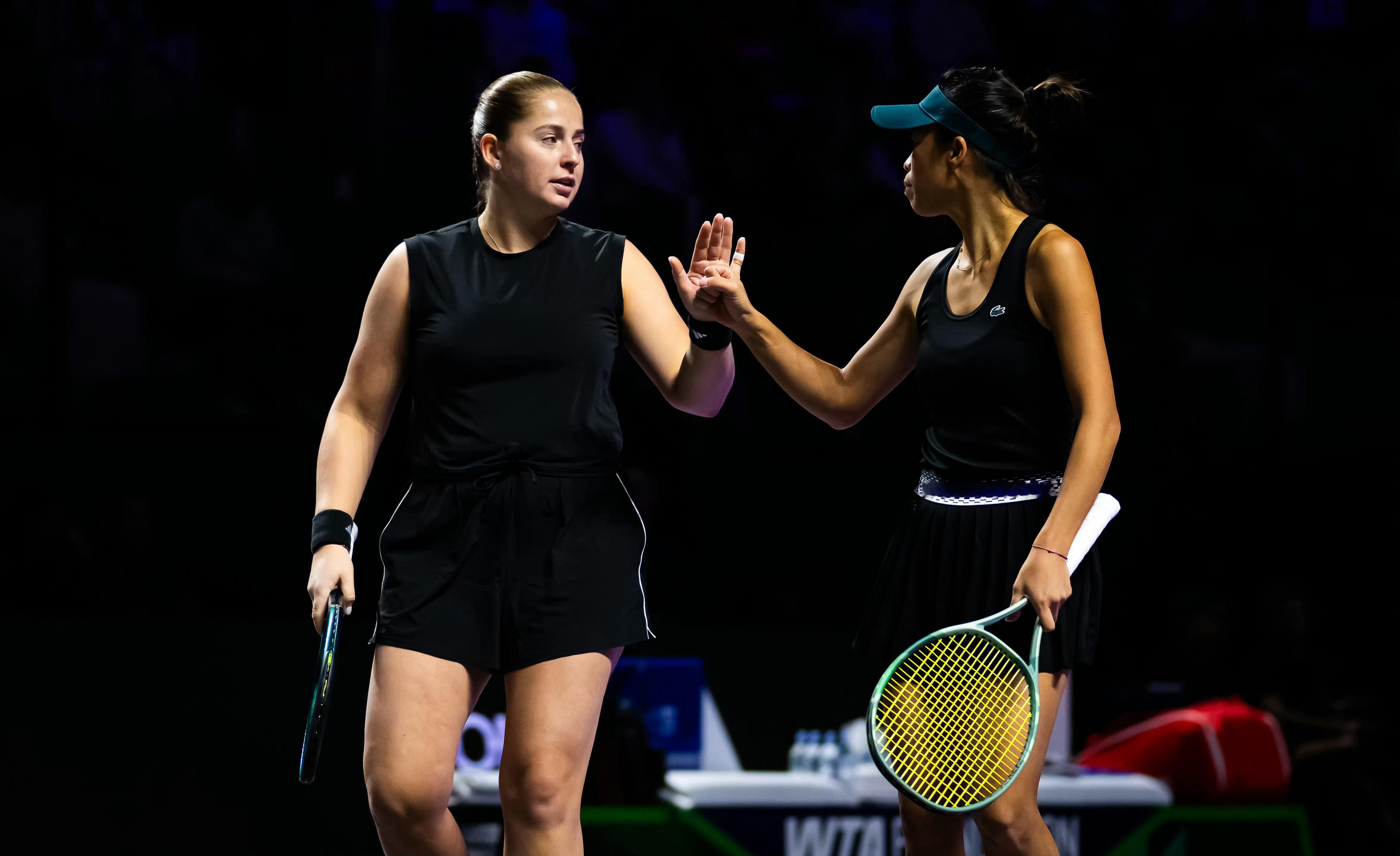 网坛风云 WTA总决赛女双小组赛第二轮，谢淑薇/奥斯塔彭科以6-3/6-4击败头