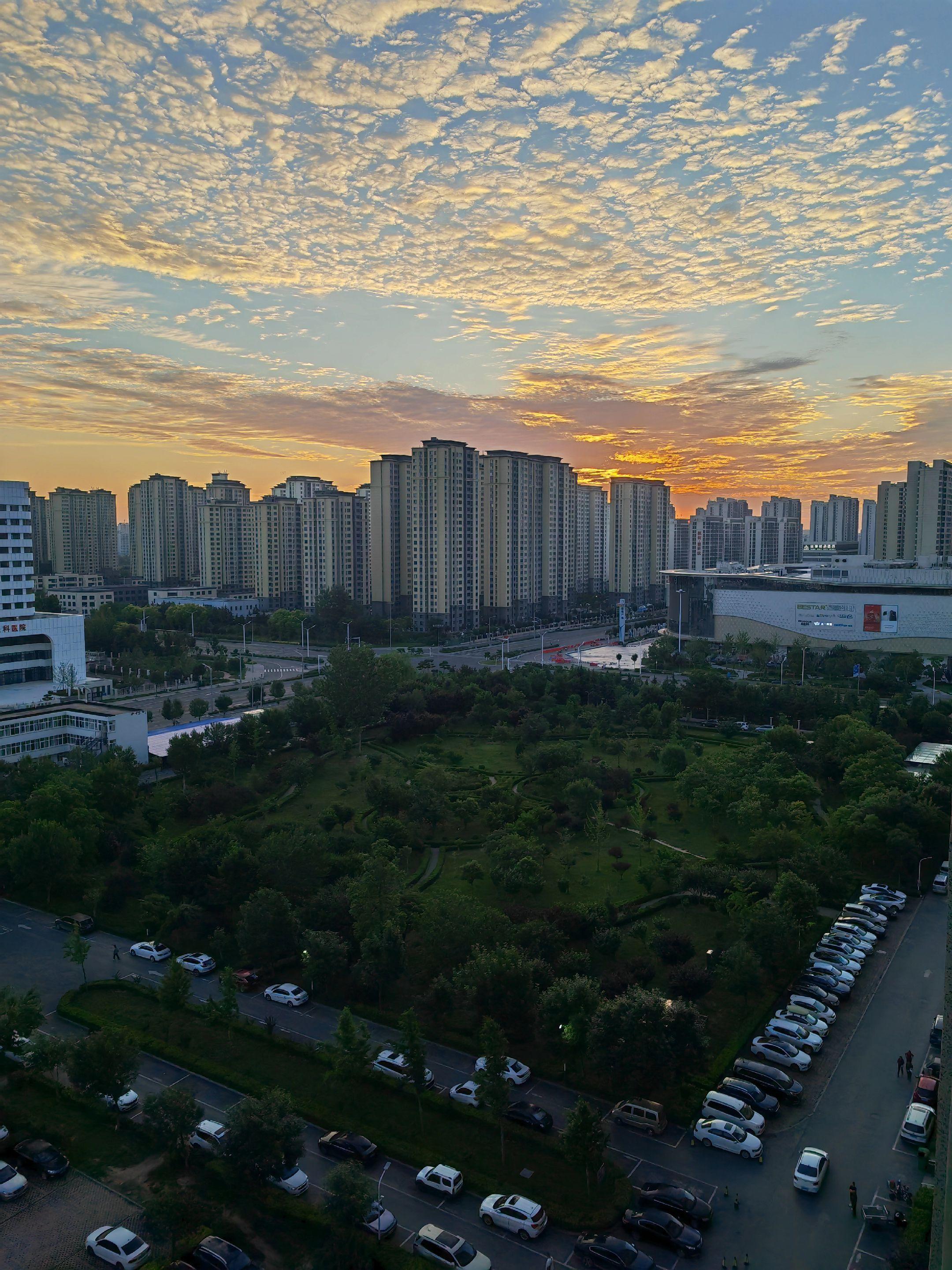 总是被多变的天空所吸引 朝霞与城的邂逅 日出城市风景一角  分享你所在...