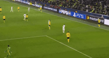 迪乌夫的进球很漂亮，但这种叠罗汉的庆祝方式还是少用，特别是弗拉泰西，还往上面坐了