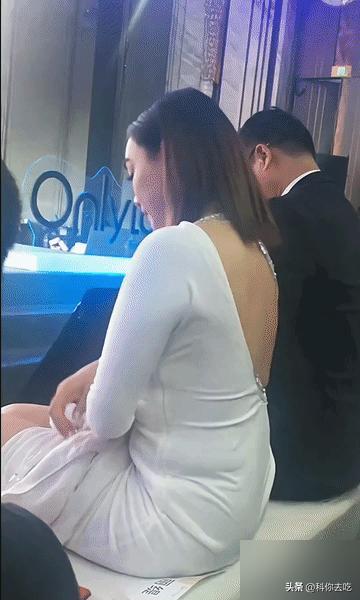 50多岁的钟丽缇，为了给小12岁的张伦硕拼个孩子，打针试管折腾到身材走形。可镜头