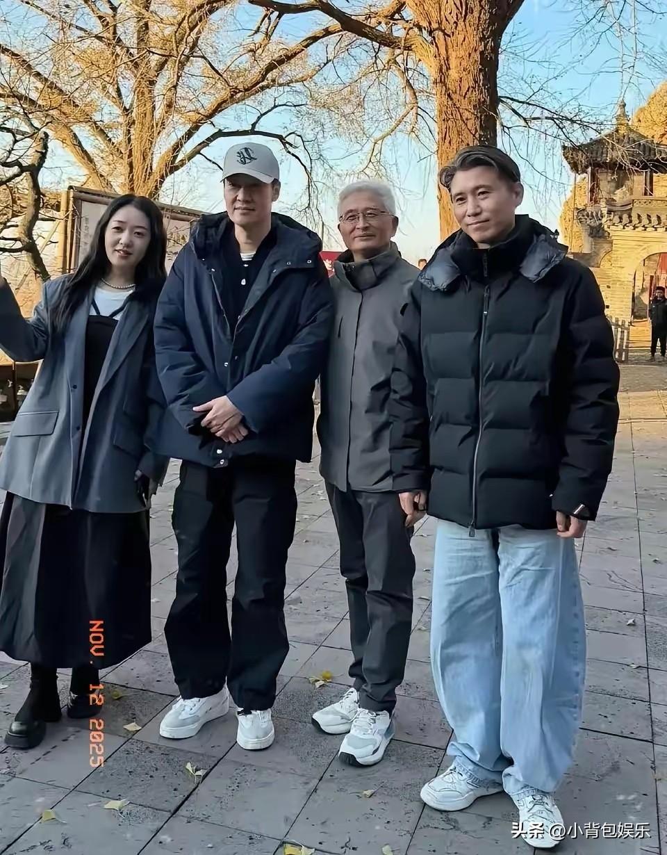 右边的是演员李乃文，戴白色鸭舌帽的男演员很面熟，可一时想不起来他叫什么名字了。