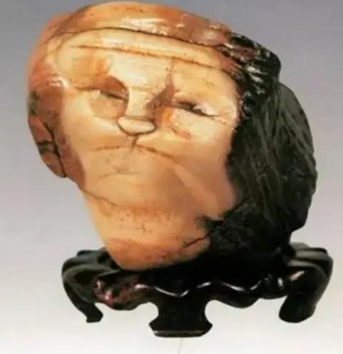 1997年，宁夏小伙在中蒙边境出差时用150元买下一块“人面石”，没想到4年后经