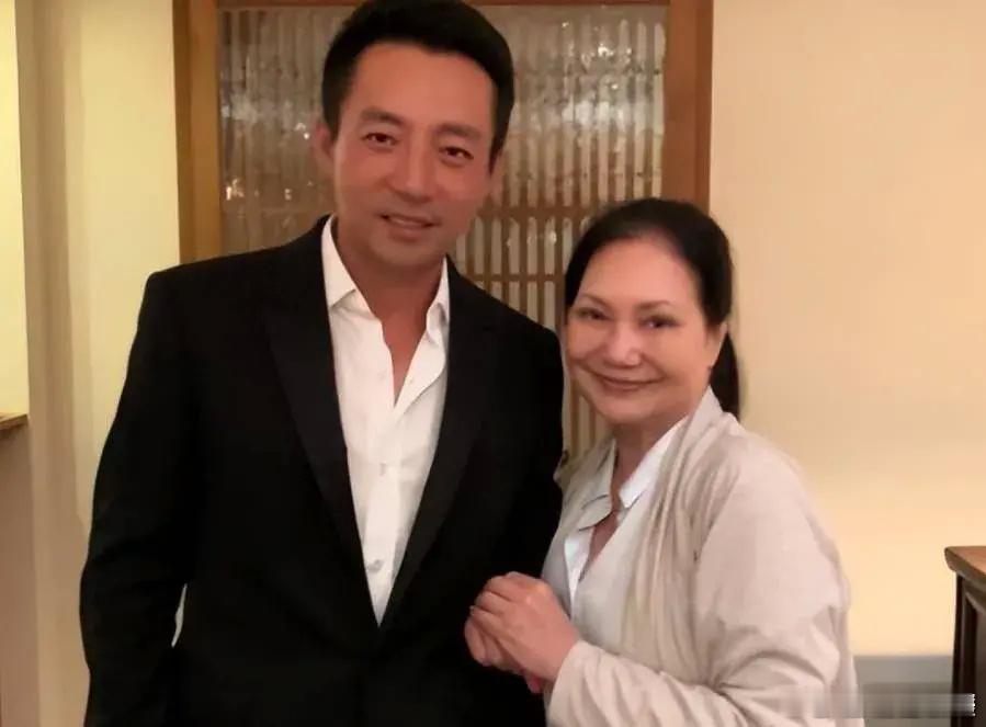 台媒曝出大S的妈妈，自从外孙外孙女被爸爸带走后，整日无法入睡，担心两个孩子回不来