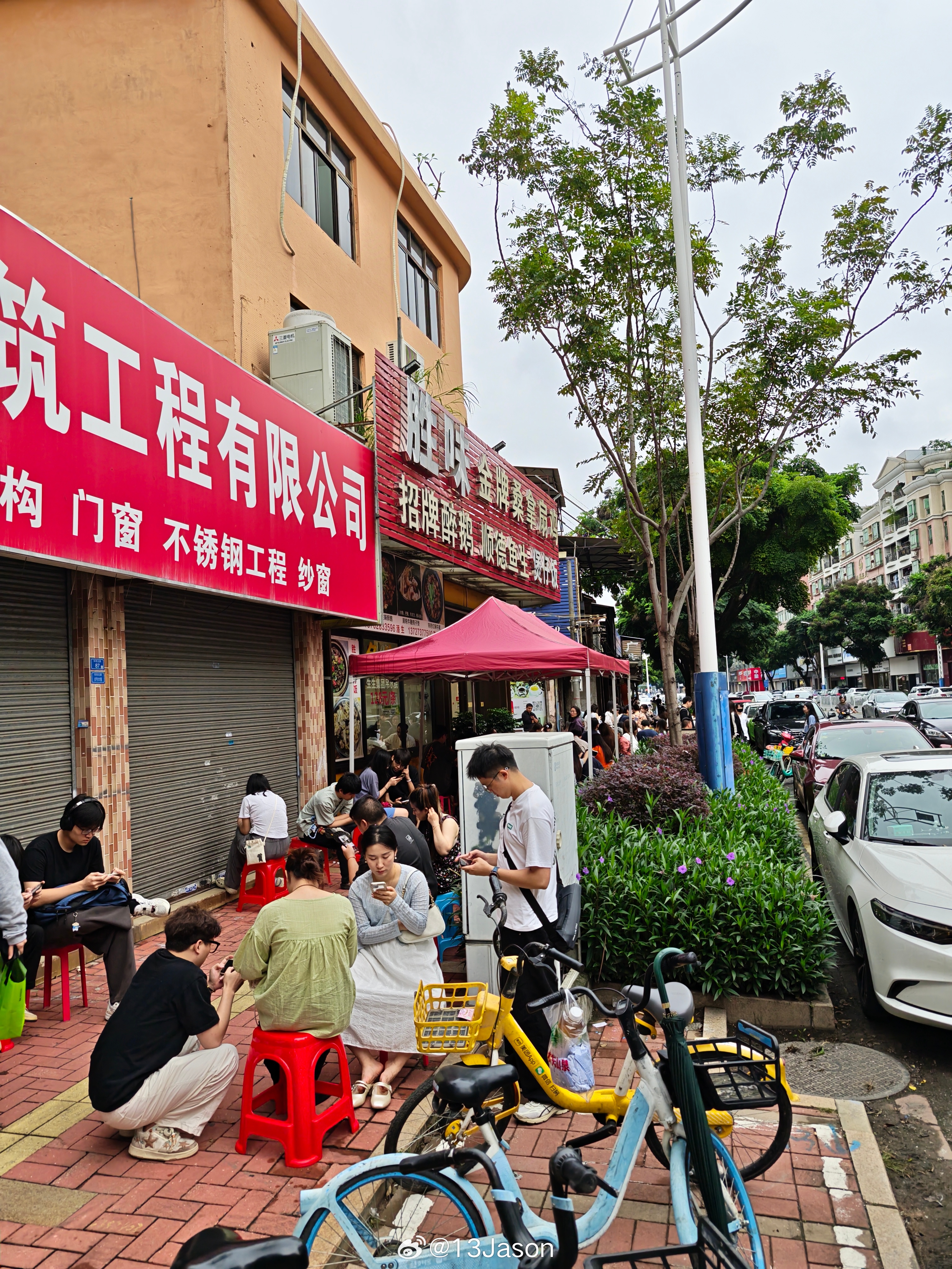 鸡煲店媳妇双手因拔鸡毛剁鸡已发白 胜味也这么火，下雨天也排长龙。 