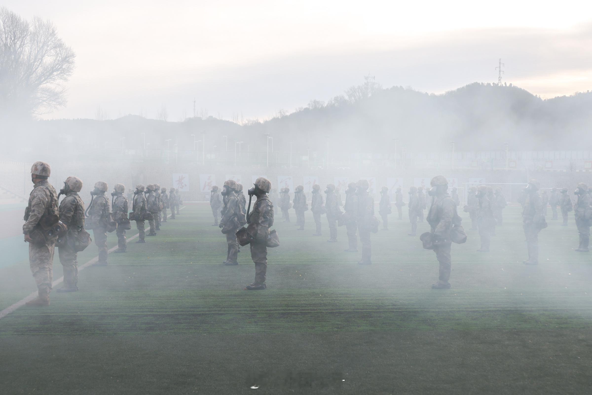 【防化尖兵开启新年度军事训练】近日，陆军第82集团军某旅开启新年度军事训练的序章