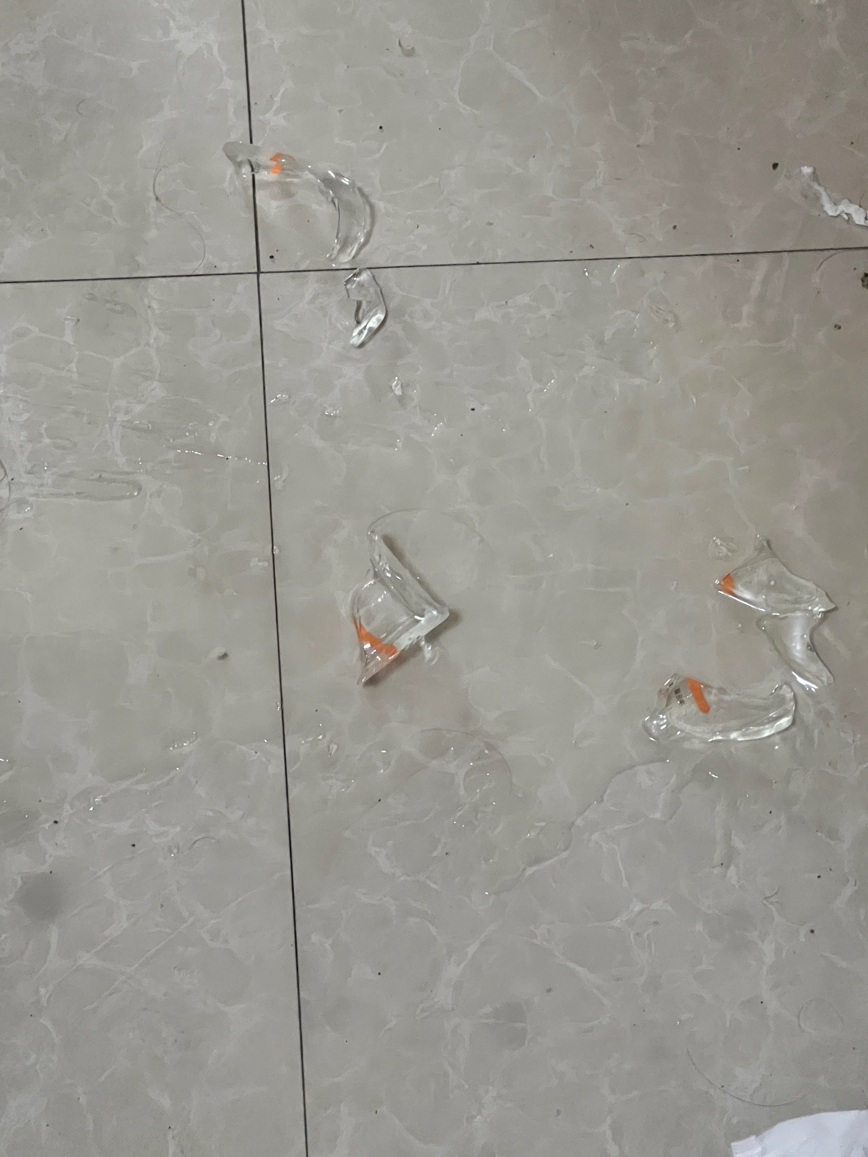 卧槽没招了 刚拆开一瓶毛孔水就战损了 这个竟然是个玻璃瓶的！😭 