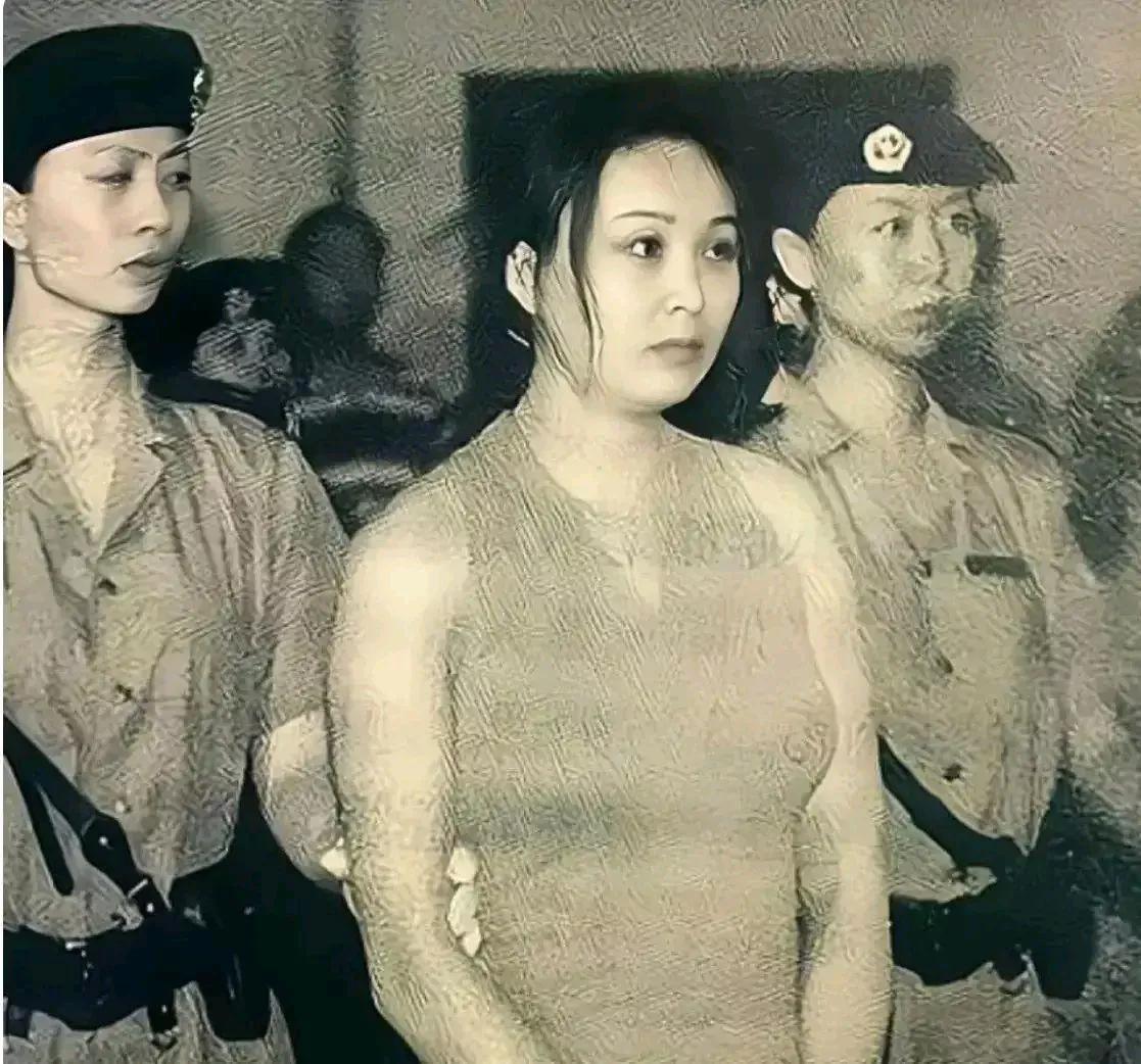 1990年，“七号别墅”女事主刘春洋在法院被审判情景。因为犯组织卖淫罪，情节特别