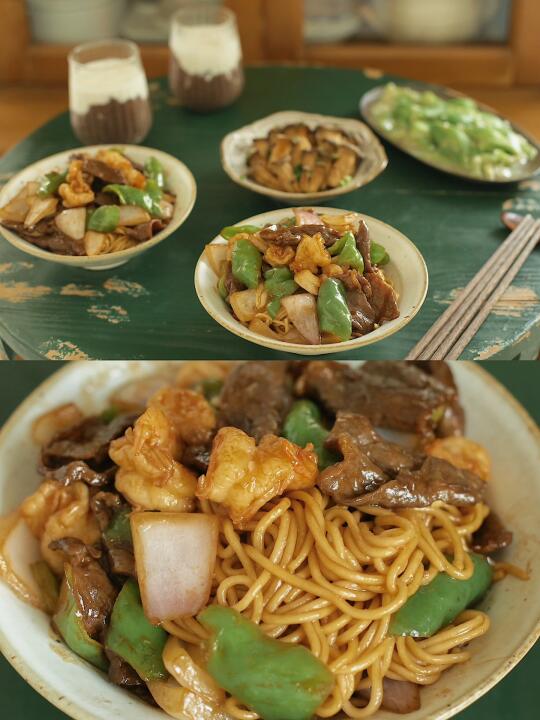 在家做锅气十足的爆炒虾仁牛肉拌面。