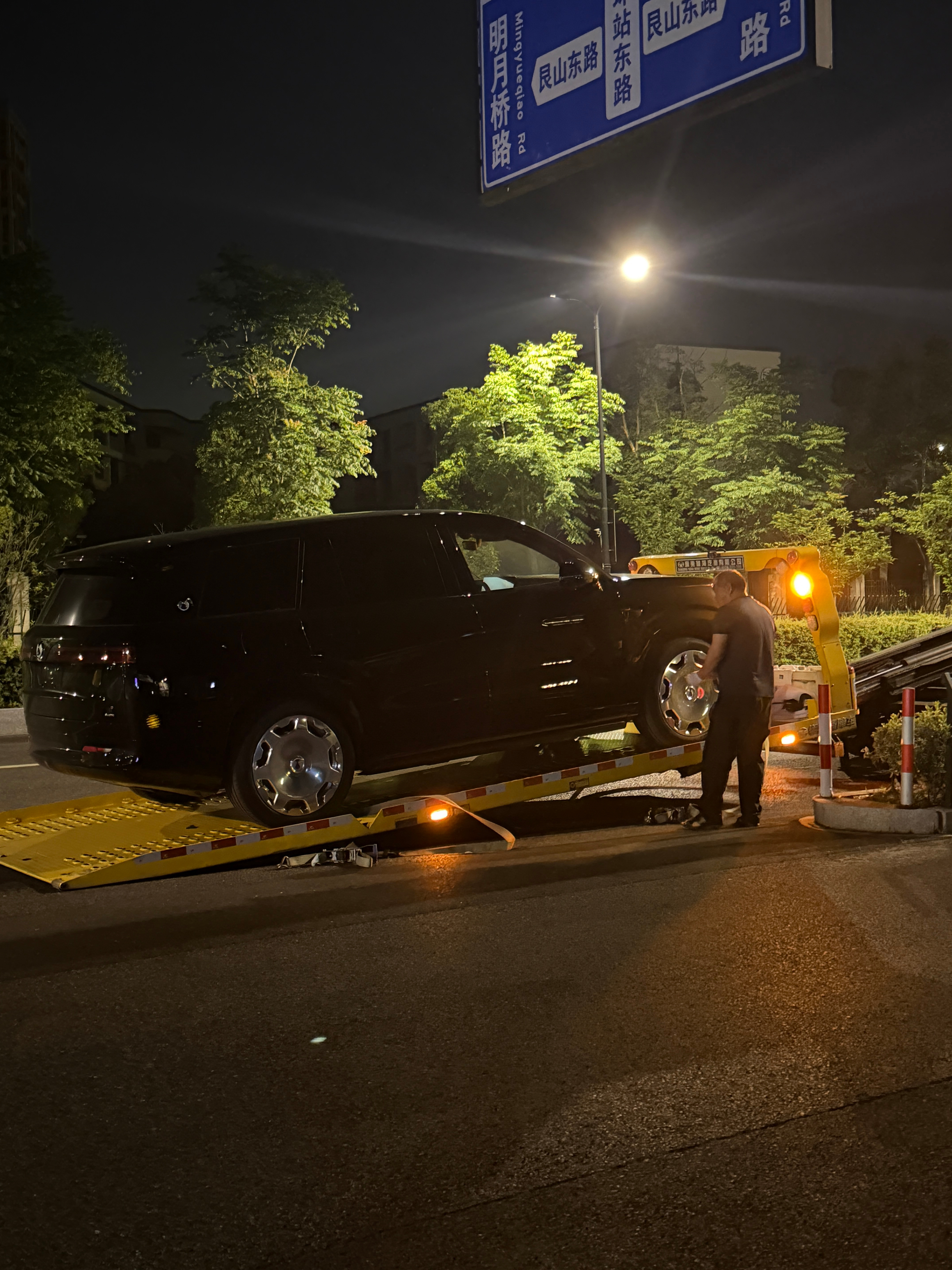 昨天半夜接到的车 辛苦师傅 早上马上来洗个车hh下午大拍特拍 根本无法形容他在晚