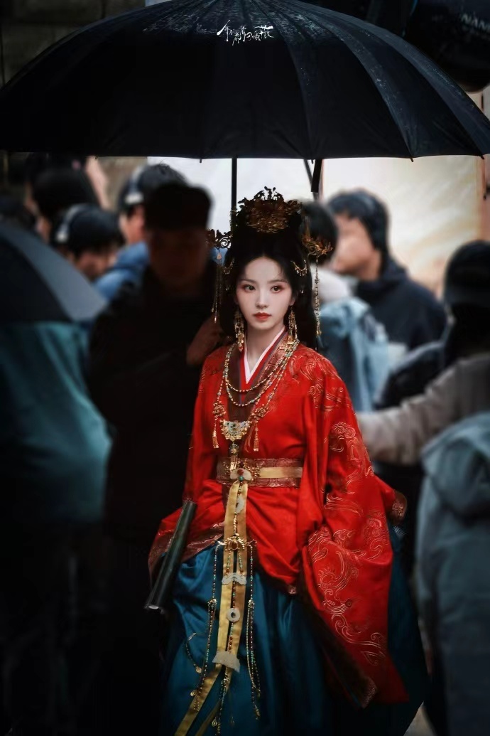 田曦薇嫁金钗红嫁衣造型田曦薇嫁金钗红婚服金钗路透田曦薇嫁金钗红嫁衣造型，田曦薇嫁