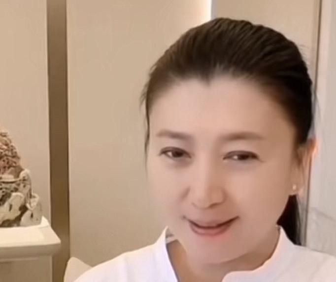 闫学晶：我要是放开了损你，一个小时不带换词儿的。
她说这话我信，演了这么多戏，唱