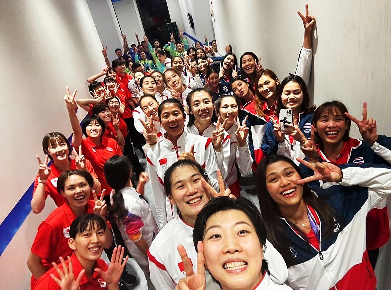 #中国女排#亚运会女排颁奖礼前，中国、日本、泰国女排三支登上领奖台的队伍，来了一