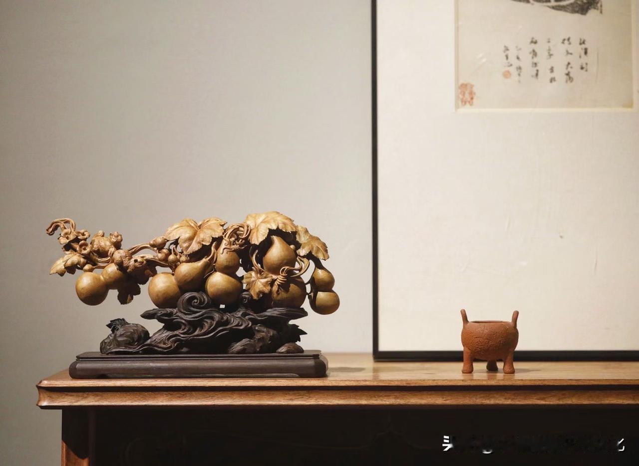 中国人喜欢葫芦，喜欢的从来不只是“福禄”二字。

这一件老山檀香《福禄万代》，最