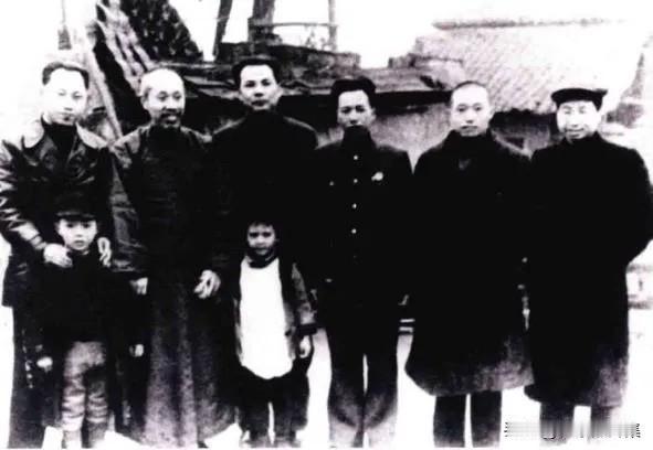 1938年10月，武汉失守后，中共长江局、八路军驻武汉办事处和新华日报社人员相继